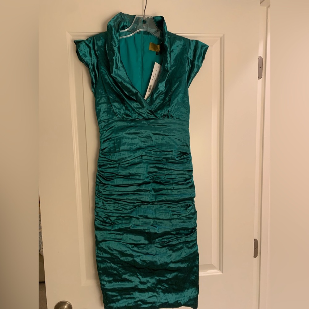 Stunning 😍🔥 Nicole Miller party dress. Iridescent emerald ruched fit. Hot hot